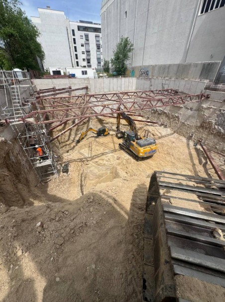 Excavación profunda en obra de Madrid con maquinaria de ERCON